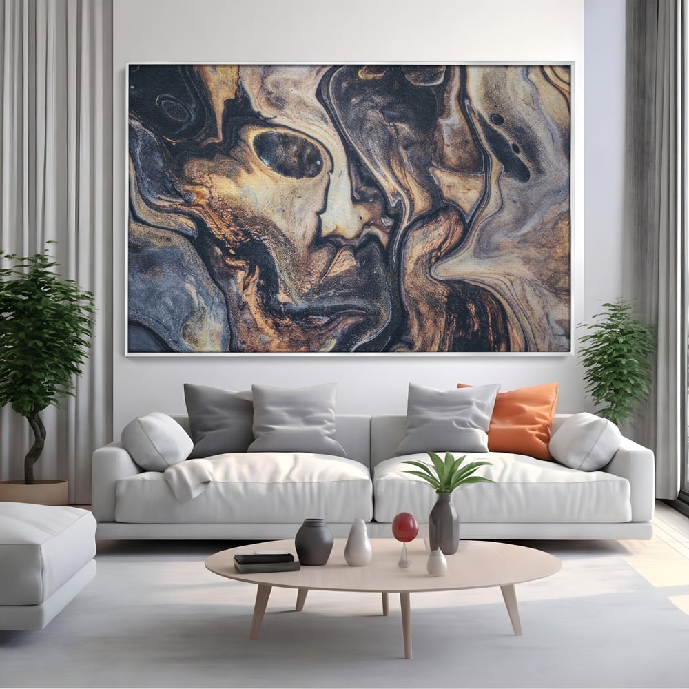 Tablou canvas cu tablou canvas cu pictura abstracta aurie si neagra, in rama de aluminiu argintiu, pe perete intr-un living